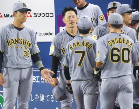 ７回の守備を終えたナインを渋い表情で迎える福島（撮影・金田祐二）