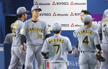 ７回、ベンチに戻る高橋に声をかける福島（撮影・金田祐二）