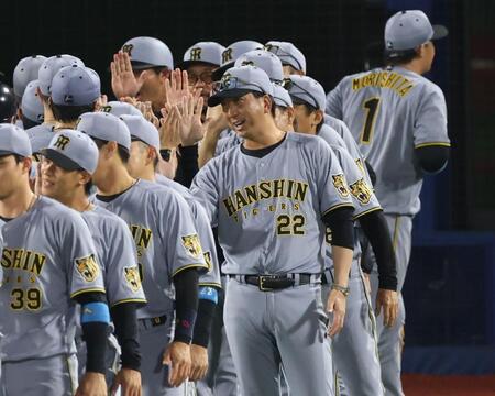 ナインを迎える藤川監督（撮影・金田祐二）