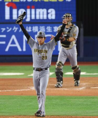 完投勝利を挙げガッツポーズの高橋（撮影・金田祐二）