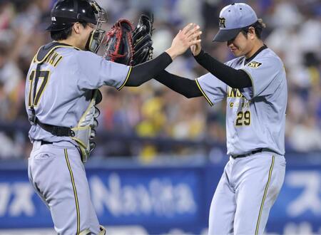 完投勝利で伏見（左）とタッチを交わす高橋（撮影・西岡正）