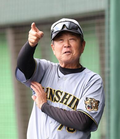 練習中、外野を指さす阪神・平田勝男２軍監督＝豊中ローズ球場（撮影・西田忠信）