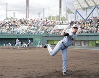 ５回、ベンチ前でキャッチボールする下村（撮影・西田忠信）