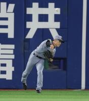 ７回、度会の左前打で二塁へ悪送球する福島（撮影・西岡正）