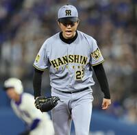 ７回、ヒュンメルを三振に仕留め、ピンチを脱する高橋（撮影・田中太一）
