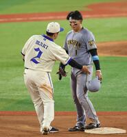 ８回、佐藤輝の四球で進塁し牧にちょっかいを出される森下（撮影・金田祐二）