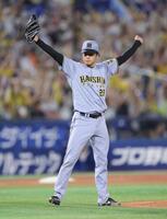 完投勝利で大きくガッツポーズの高橋（撮影・西岡正）