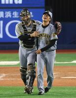 完投勝利を挙げ伏見と喜ぶ高橋（撮影・金田祐二）