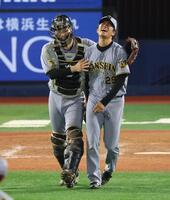 完投勝利を挙げ伏見と喜ぶ高橋（撮影・金田祐二）