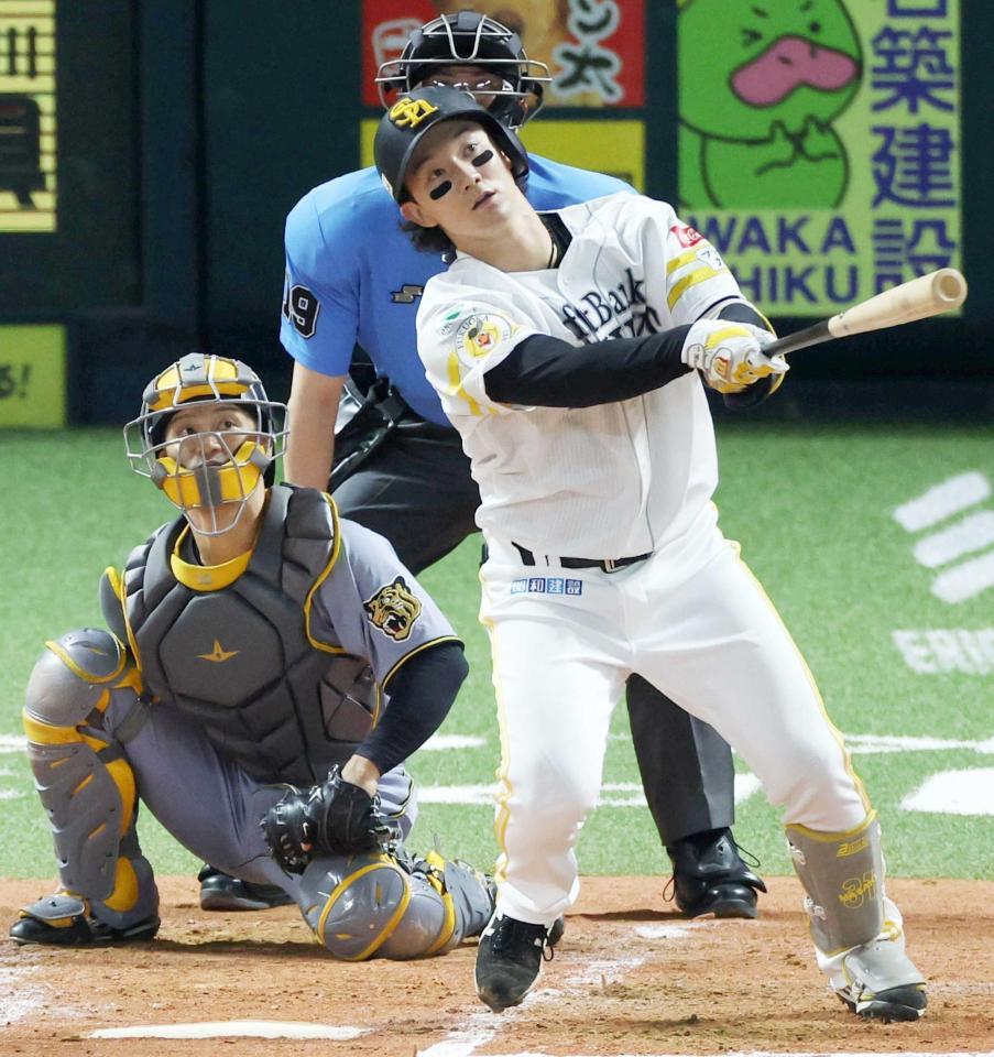 　１１日ソフトバンク戦の４回、正木（右）にソロを許す坂本