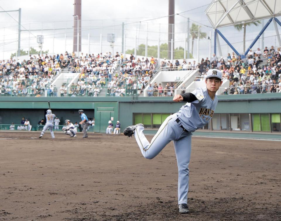 ５回、ベンチ前でキャッチボールする下村（撮影・西田忠信）