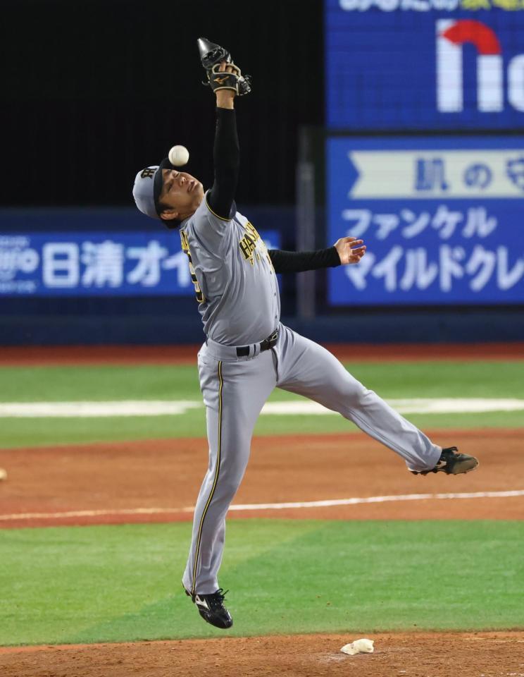６回、勝又のたたきつけられた打球に飛びつく高橋（撮影・金田祐二）