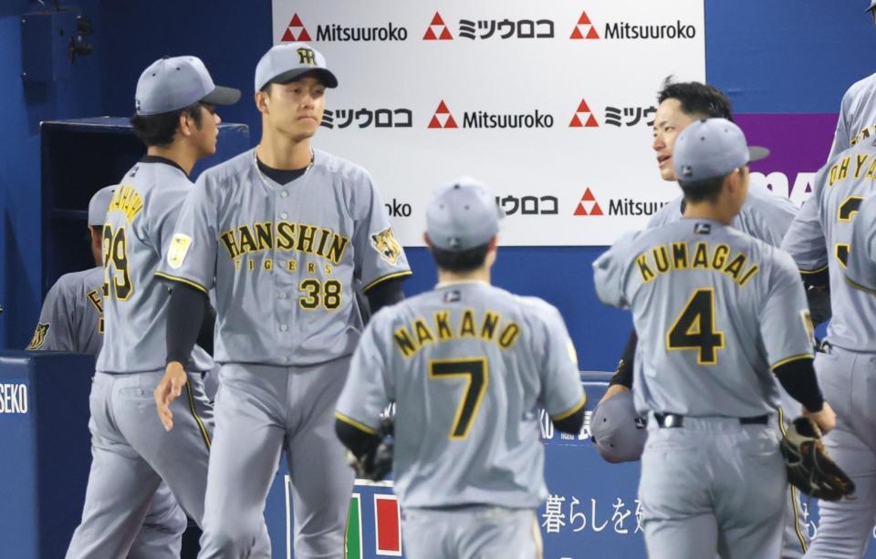 ７回、ベンチに戻る高橋に声をかける福島（撮影・金田祐二）
