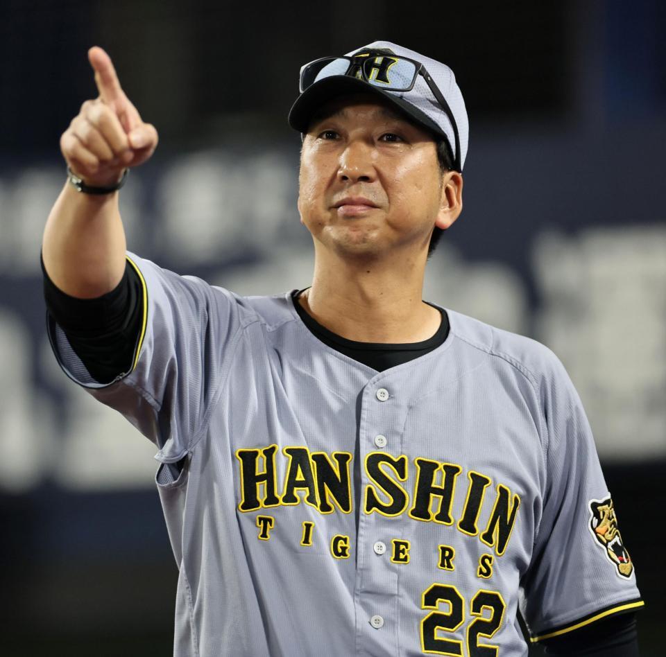 ７回、失策した福島の交代を告げる藤川監督（撮影・田中太一）