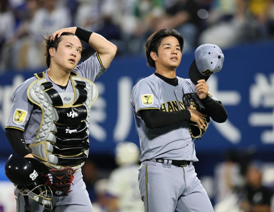 ２回のピンチを切り抜け、ベンチへ戻る高橋（右）と伏見（撮影・田中太一）