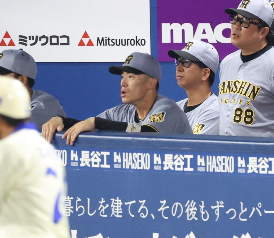 ７回、ベンチに下がり厳しい表情の福島（撮影・金田祐二）