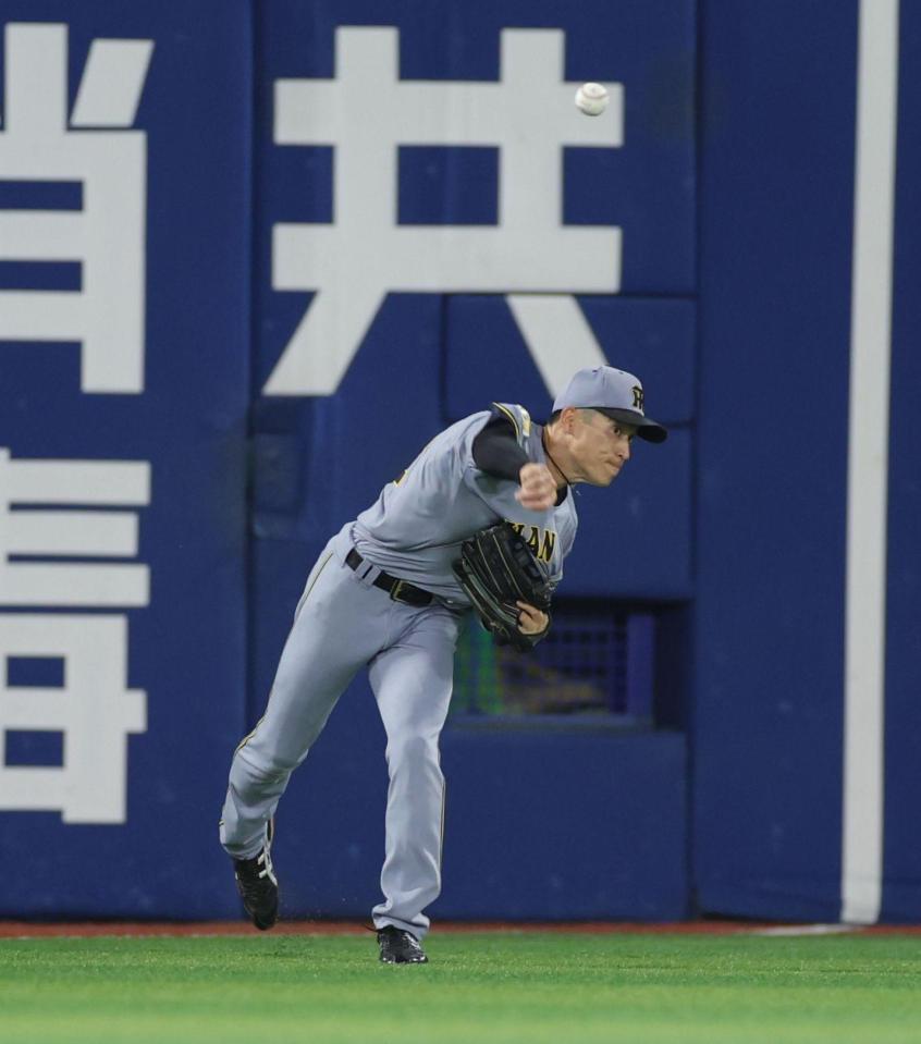 ７回、度会の左前打で二塁へ悪送球する福島（撮影・西岡正）