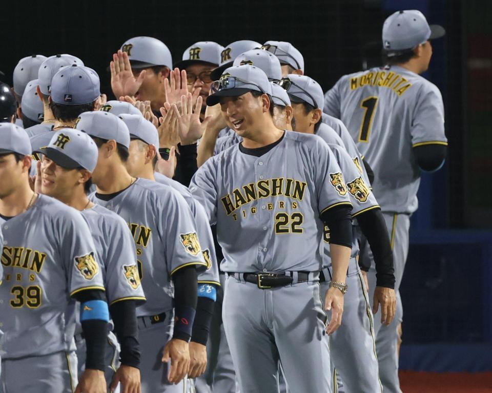 ナインを迎える藤川監督（撮影・金田祐二）