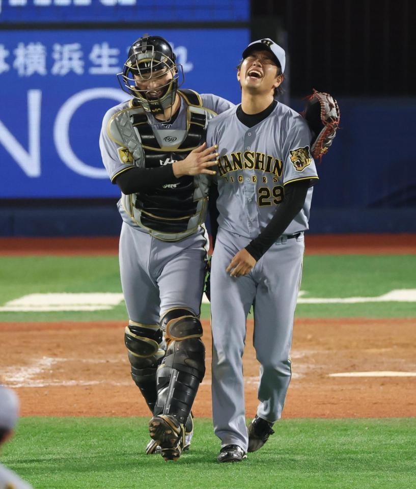完投勝利を挙げ伏見と喜ぶ高橋（撮影・金田祐二）