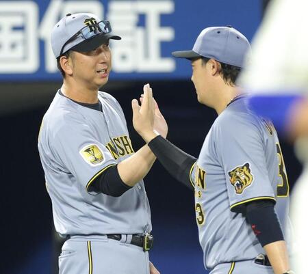 ＤｅＮＡに勝利し、大山（右）とタッチを交わす藤川監督（撮影・西岡正）