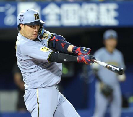　３回、中前に先制打を放つ大山（撮影・西岡正）