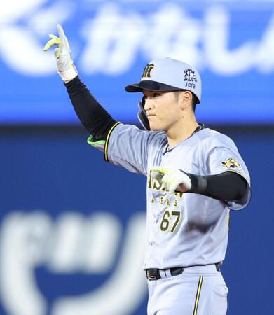 ３回、右翼へ適時二塁打を放ち、ベンチへ向かって手を上げる高寺（撮影・西岡正）