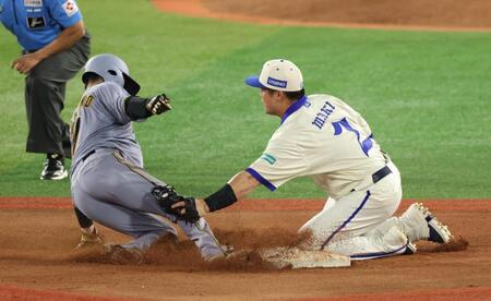 ５回、中野が二盗を試みるもタッチアウト（撮影・金田祐二）