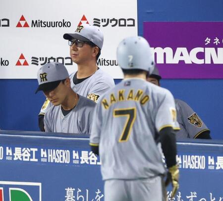 ５回、中野が二盗を試みるもタッチアウト、リクエストするも判定は覆らず、ベンチに戻る中野と藤川監督（撮影・金田祐二）