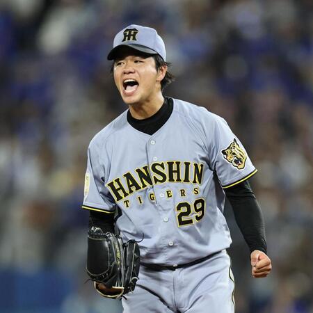 ９回、度会を三振に仕留め、吠える高橋＝２１日