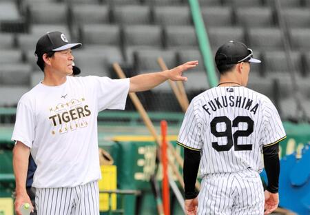 筒井コーチ（左）は福島にアドバイスする（撮影・山口登）
