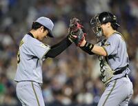完投し、喜び合う高橋と伏見（撮影・田中太一）