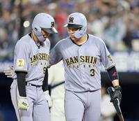 ３回、共に適時打を放ち喜びあう大山と高寺（撮影・田中太一）