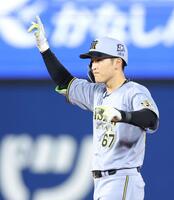 ３回、右翼へ適時二塁打を放ち、ベンチへ向かって手を上げる高寺（撮影・西岡正）