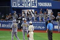 ３回、適時二塁打で盛り上がる阪神ベンチ（撮影・金田祐二）