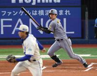 １回、右前打を放つ中野（撮影・金田祐二）