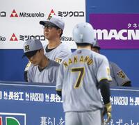 ５回、中野が二盗を試みるもタッチアウト、リクエストするも判定は覆らず、ベンチに戻る中野と藤川監督（撮影・金田祐二）