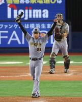 ２１日のＤｅＮＡ戦で完投勝利を挙げガッツポーズする高橋（撮影・金田祐二）