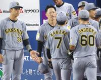２１日のＤｅＮＡ戦で７回の守備を終えたナインを渋い表情で迎える福島（撮影・金田祐二）