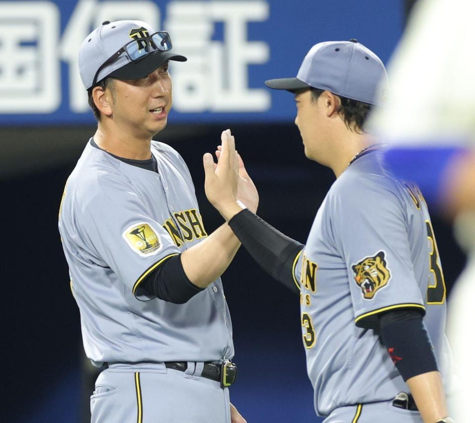 ＤｅＮＡに勝利し、大山（右）とタッチを交わす藤川監督（撮影・西岡正）