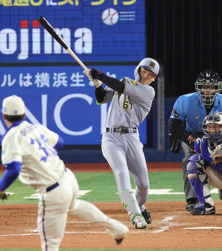 　３回、適時二塁打を放つ高寺（撮影・金田祐二）