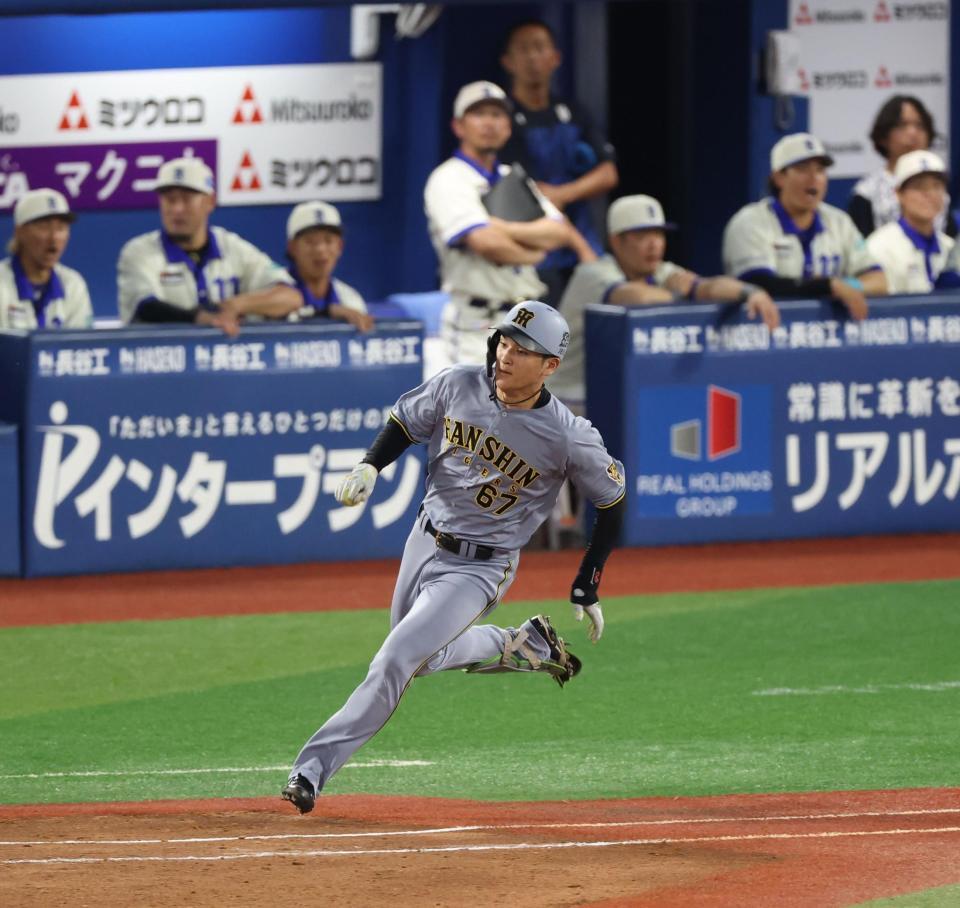 ３回、適時二塁打を放つ高寺（撮影・金田祐二）
