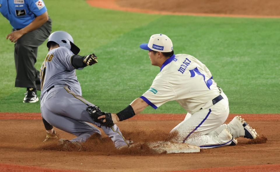 ５回、中野が二盗を試みるもタッチアウト（撮影・金田祐二）