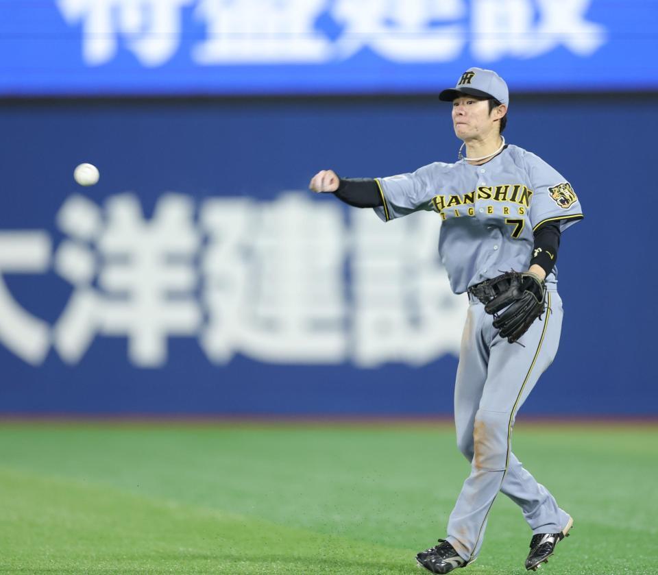 ８回、佐野の二塁ゴロをアウトにする中野（撮影・西岡正）