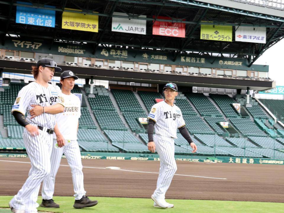 横浜から戻り、練習の準備をする福島（右）。左は浜田＝撮影・山口登