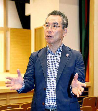 　取材に応じる伊藤史隆アナウンサー（撮影・山口登）