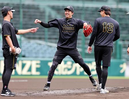 練習中、笑顔を見せる才木（中央）＝撮影・山口登
