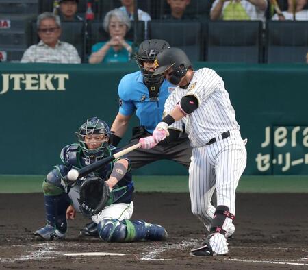 ２回、左前打を放つ浜田（撮影・立川洋一郎）