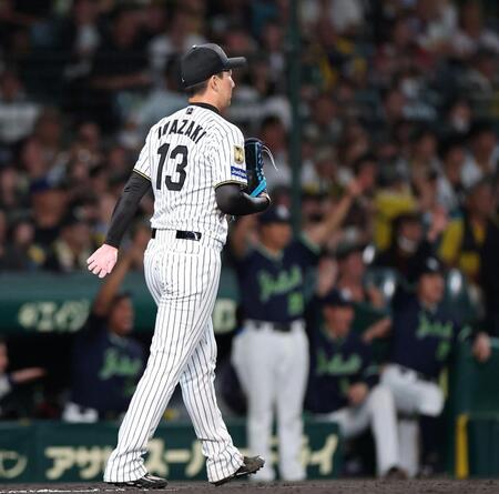 ８回、岩田に逆転の２点二塁打を許した岩崎（撮影・西田忠信）