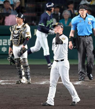 ８回、赤羽の２点適時打で４点目を奪われる岩崎（撮影・立川洋一郎）