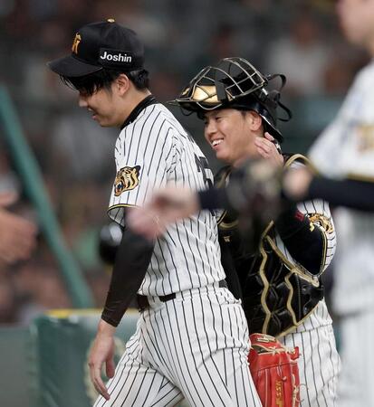 ６回を無失点に抑え、梅野（右）に声をかけられる才木（撮影・西田忠信）